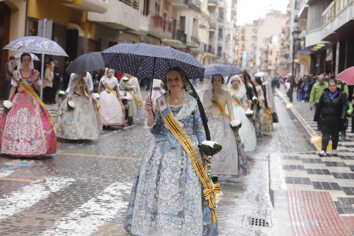 Falleras bajo el paraguas.
