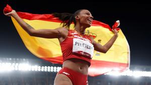 Ana Peleteiro celebra su bronce en los Juegos Olímpicos de Tokio.