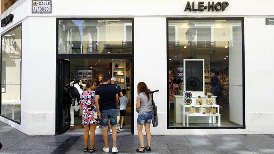 Ale-Hop vende todo tipo de objetos y tiene una tienda a mitad de la calle.  |              