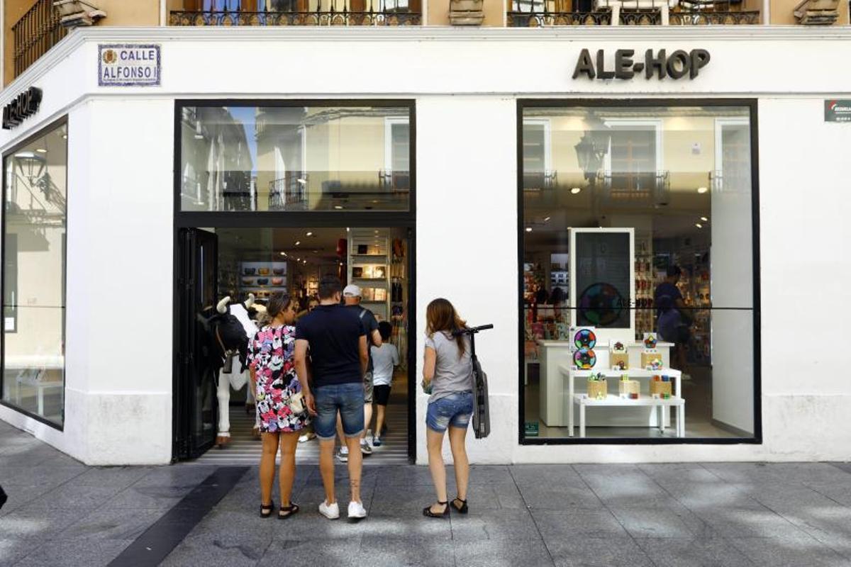 Ale-Hop vende todo tipo de objetos y tiene una tienda a mitad de la calle.  |