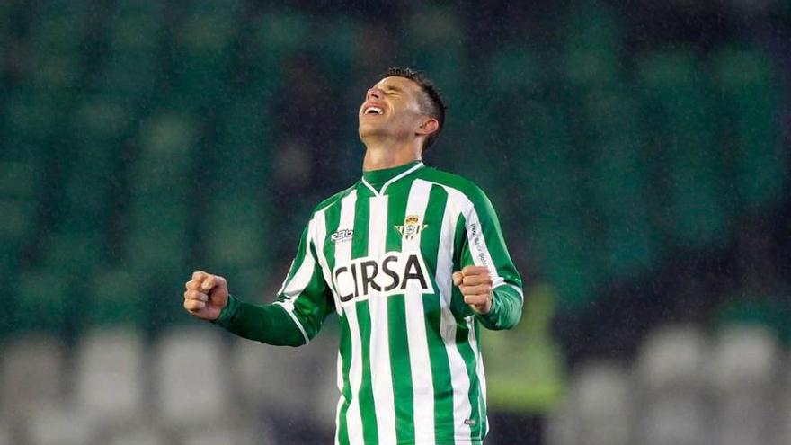 Rubén Castro celebra la victoria ante el Valencia después del pitido final.