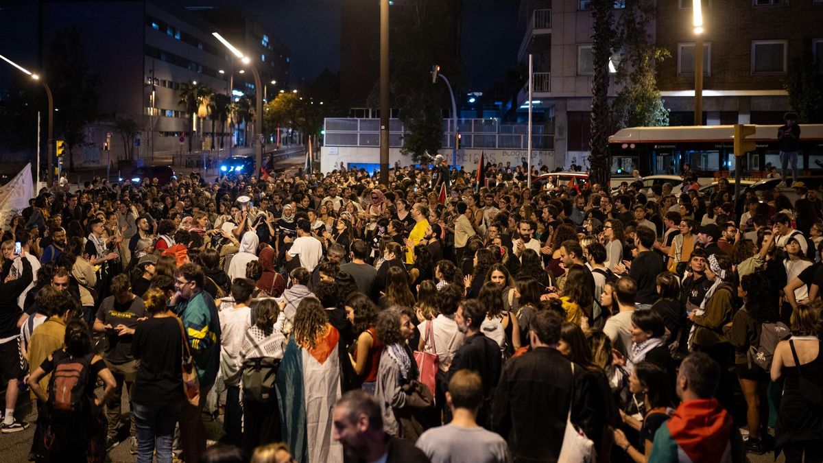 Los Mossos cargan contra la protesta ante el Consulado de Israel en Barcelona por el asalto a la Flotilla