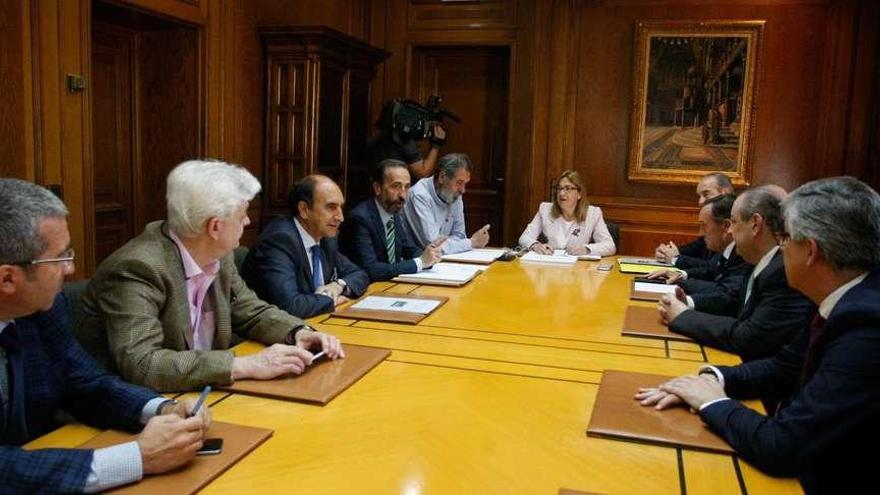 Reunión celebrada ayer en la Diputación, presidida por Martín Pozo.