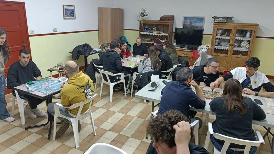 Es el segundo año que los vecinos se sumergen en el mundo de los juegos de mesa. | SERVICIO ESPECIAL