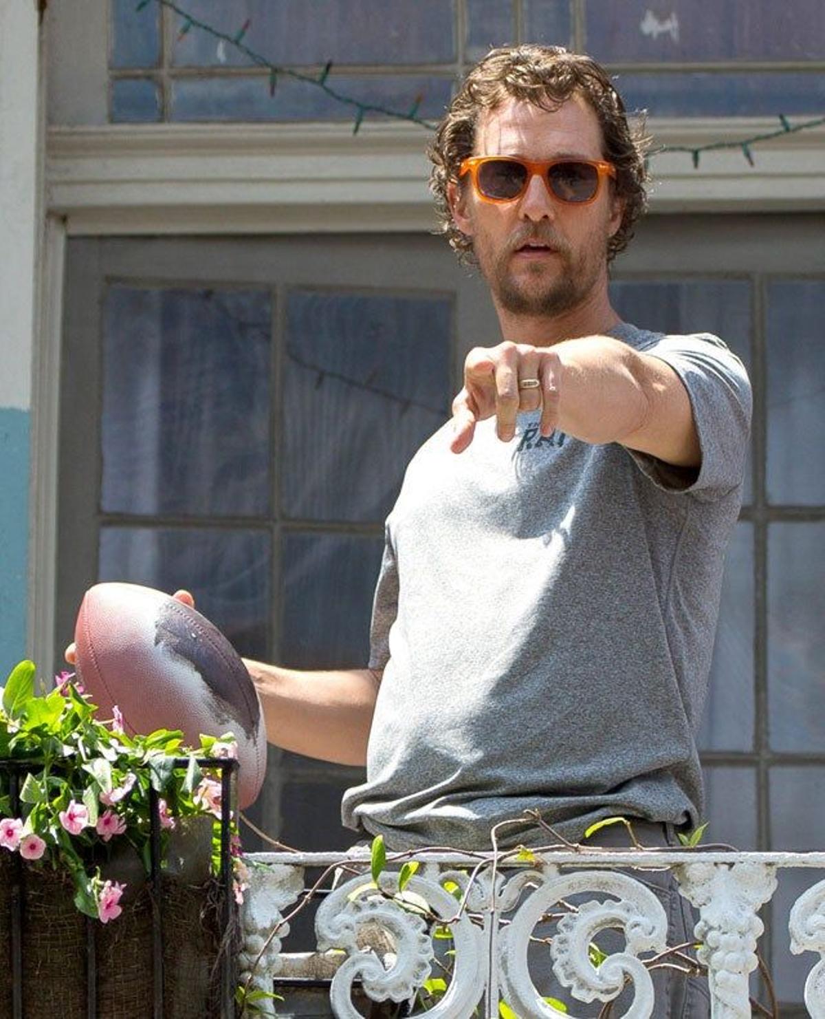 Matthew McConaughey marcando donde va a mandar el balón