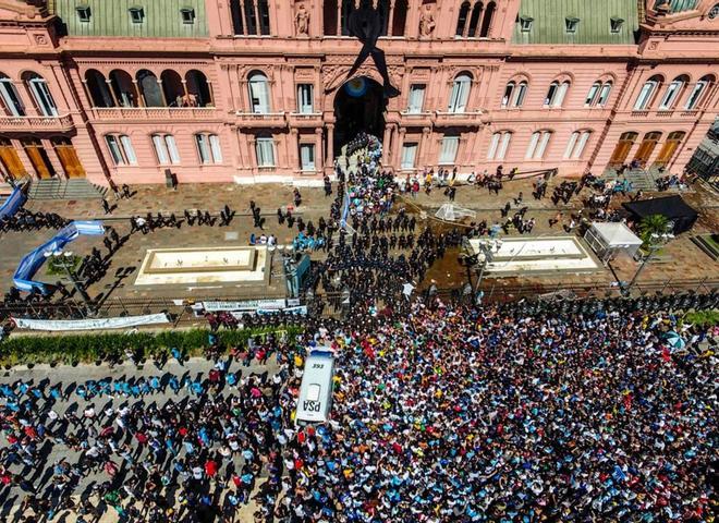 Vista de los aficionados esperando entrar a la capilla ardiente de Diego Armando Maradona en la Casa Rosada, en Buenos Aires.