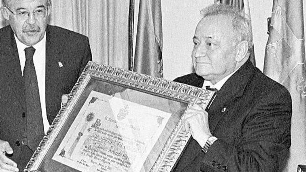Antonio Bernardo Sirgo, a la derecha, durante su reconocimiento como hijo adoptivo de Langreo, en el año 2001, junto al entonces alcalde, José María García, Paz Fernández Felgueroso y el entonces secretario municipal Miguel Ángel de Diego, a la izquierda.