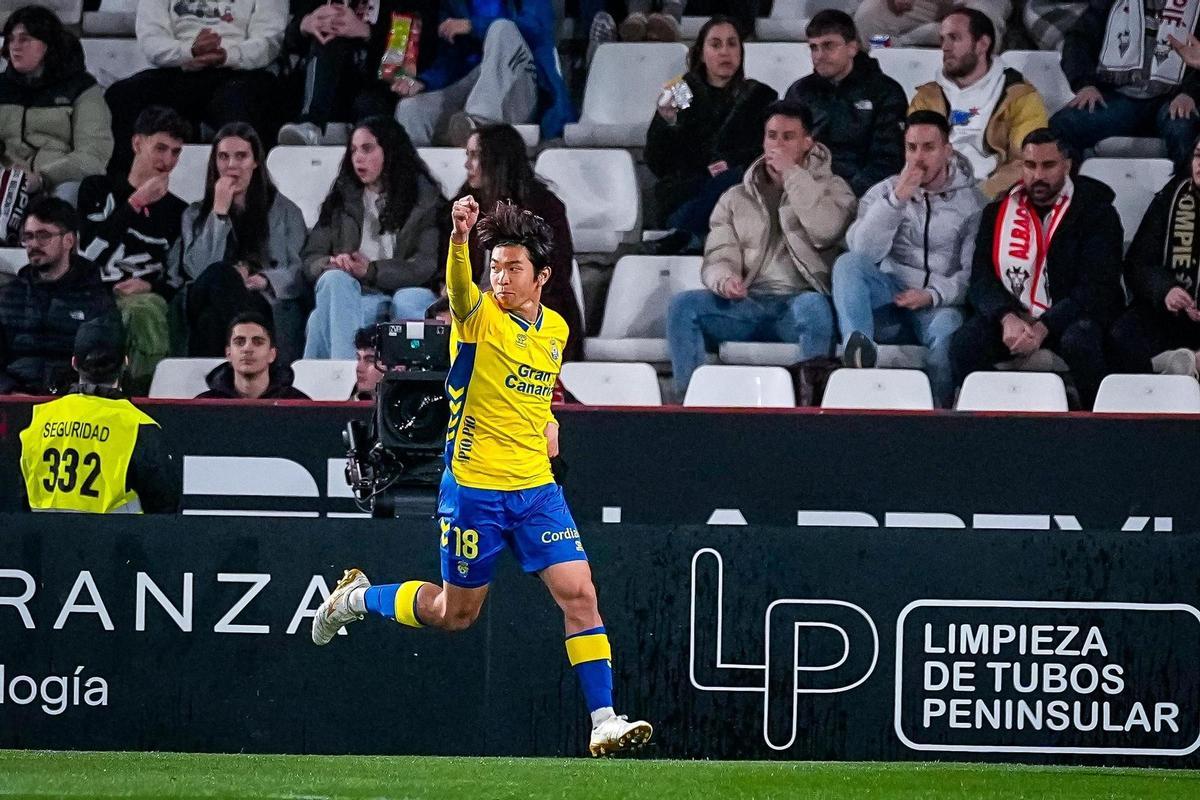 Miyashiro levanta el puño en señal de victoria tras anotar su tanto en el Carlos Belmonte.