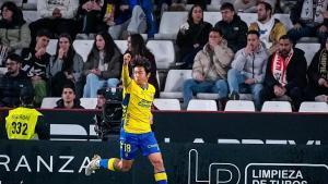 Miyashiro levanta el puño en señal de victoria tras anotar su tanto en el Carlos Belmonte.