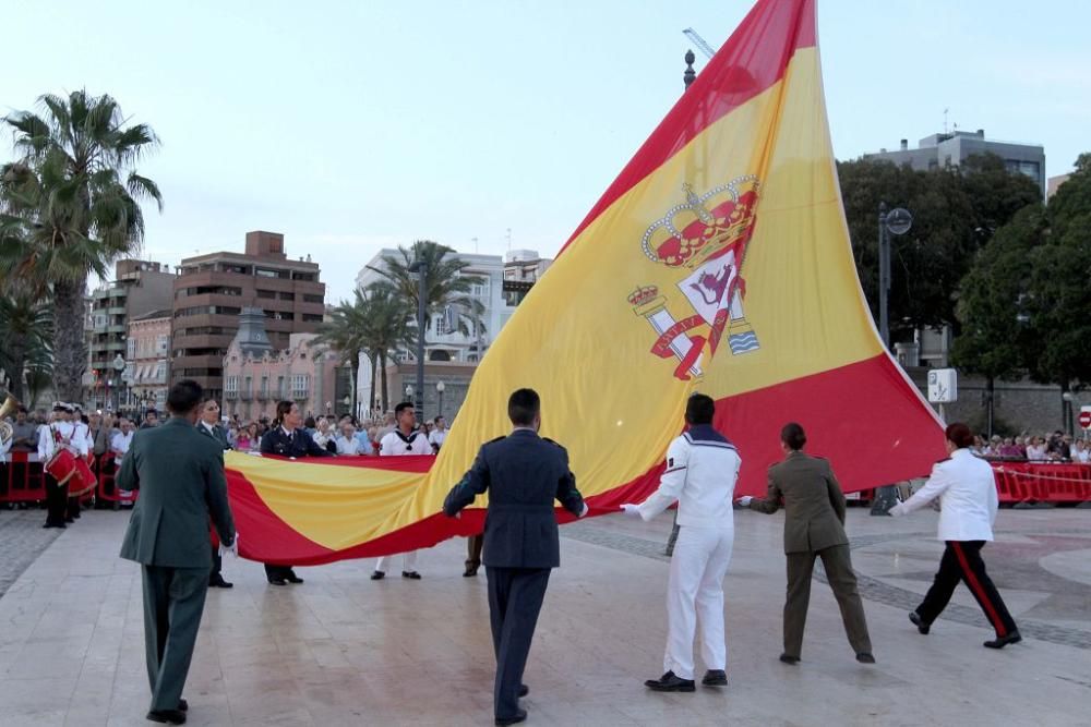 Honores a la bandera en el puerto