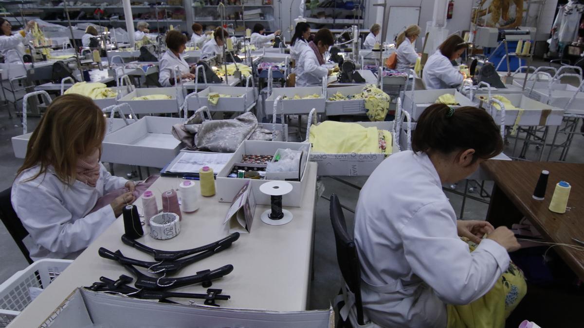 Trabajadoras del textil en Córdoba, en una imagen de archivo.