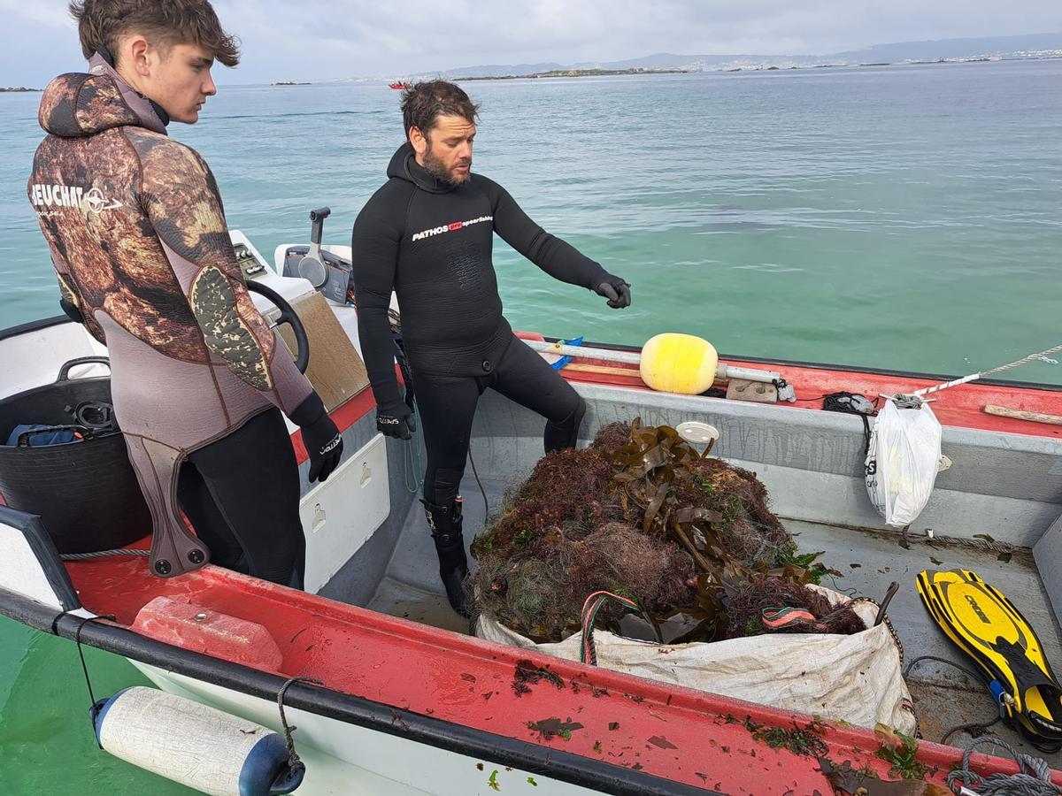 Participantes en la limpieza submarina de los fondos del islote Areoso. Participantes en la limpieza submarina de los fondos del islote Areoso.