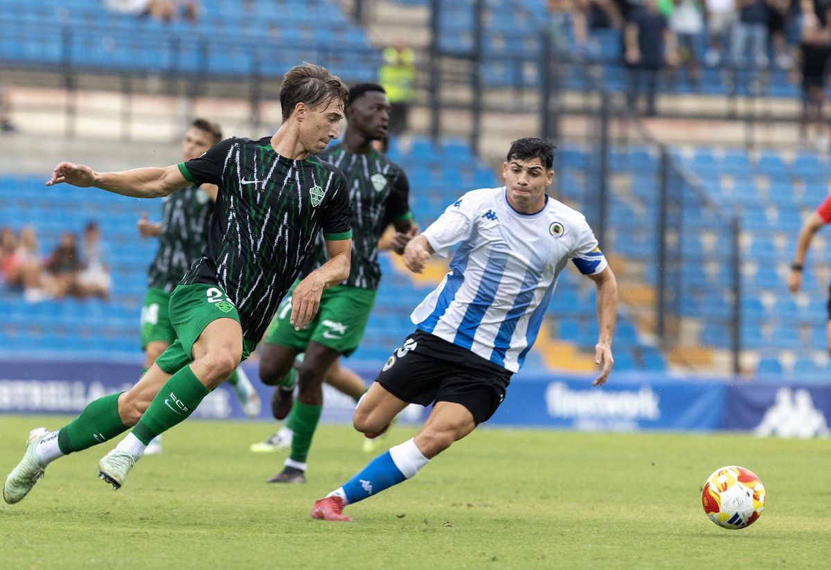 Nico Espinosa presiona a Affengruber en el derbi del pasado miércoles.