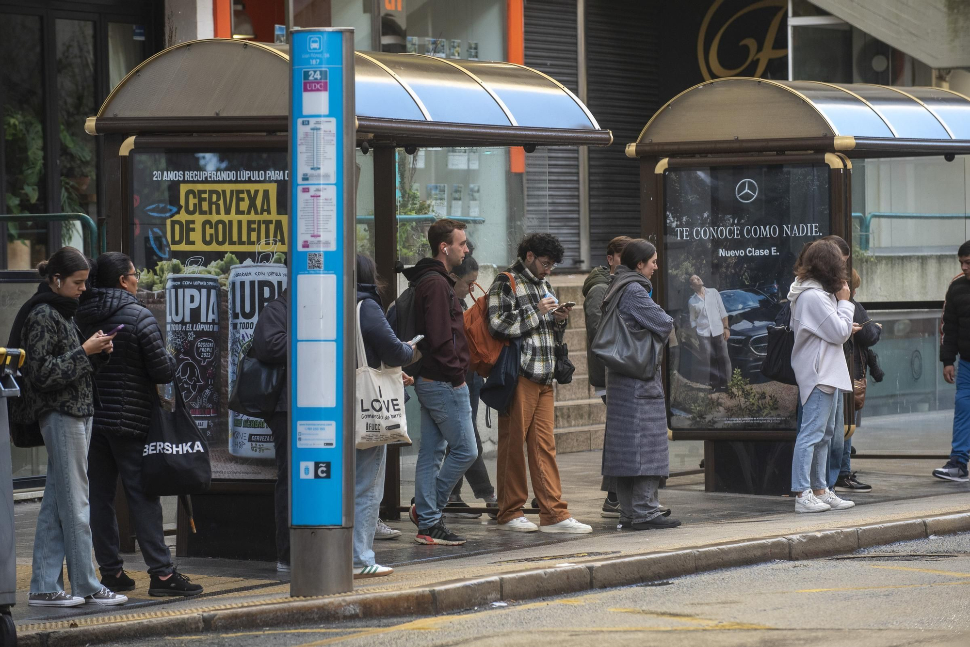 Huelga de transportes en A Coruña: retrasos y colas en las paradas