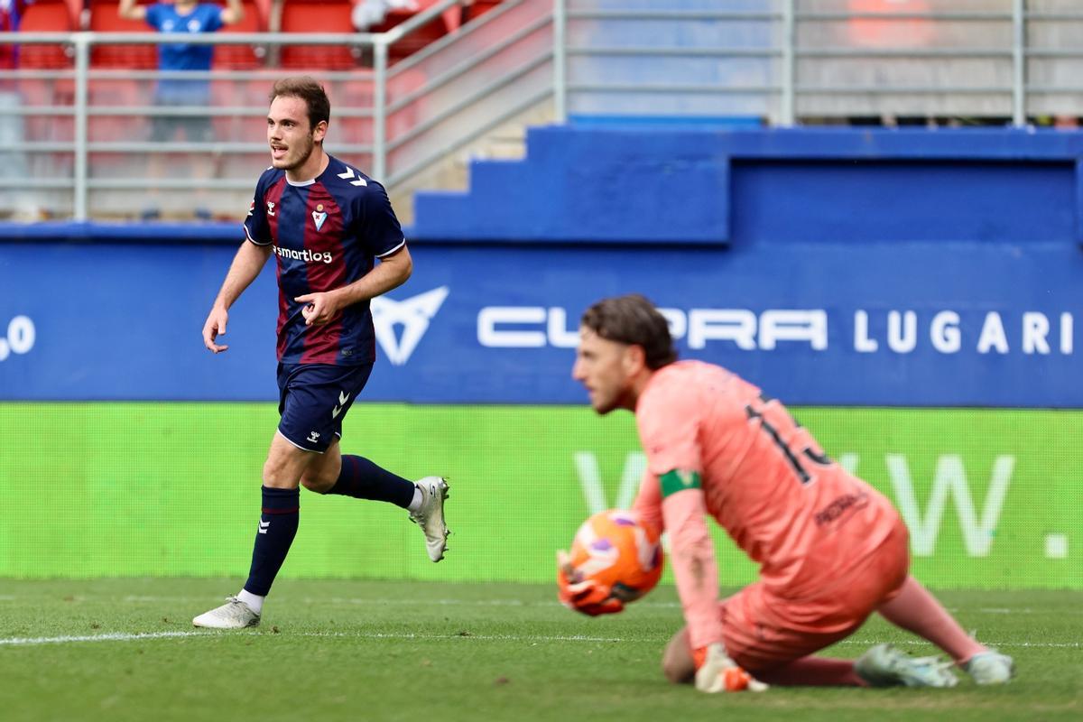 Carlos Marín recoge el balón de las redes tras uno de los goles de Bautista.