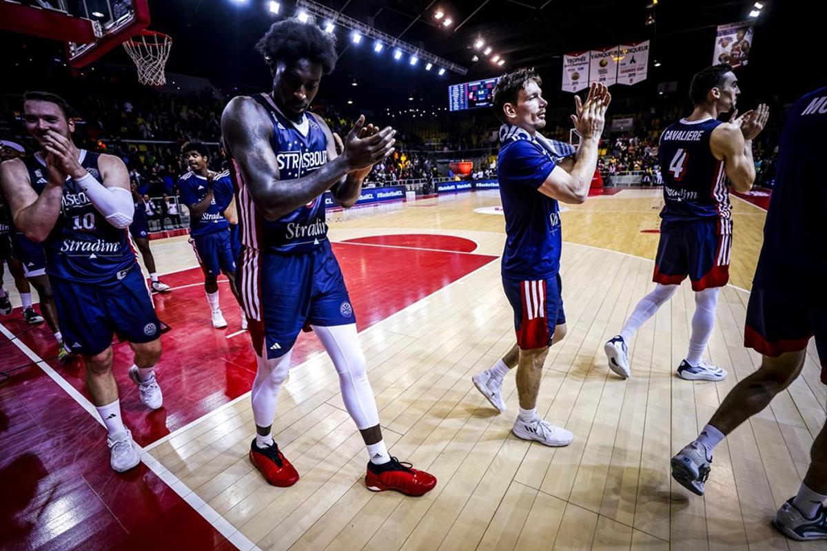 Los jugadores del SIG Estrasburgo celebran una victoria con su público.