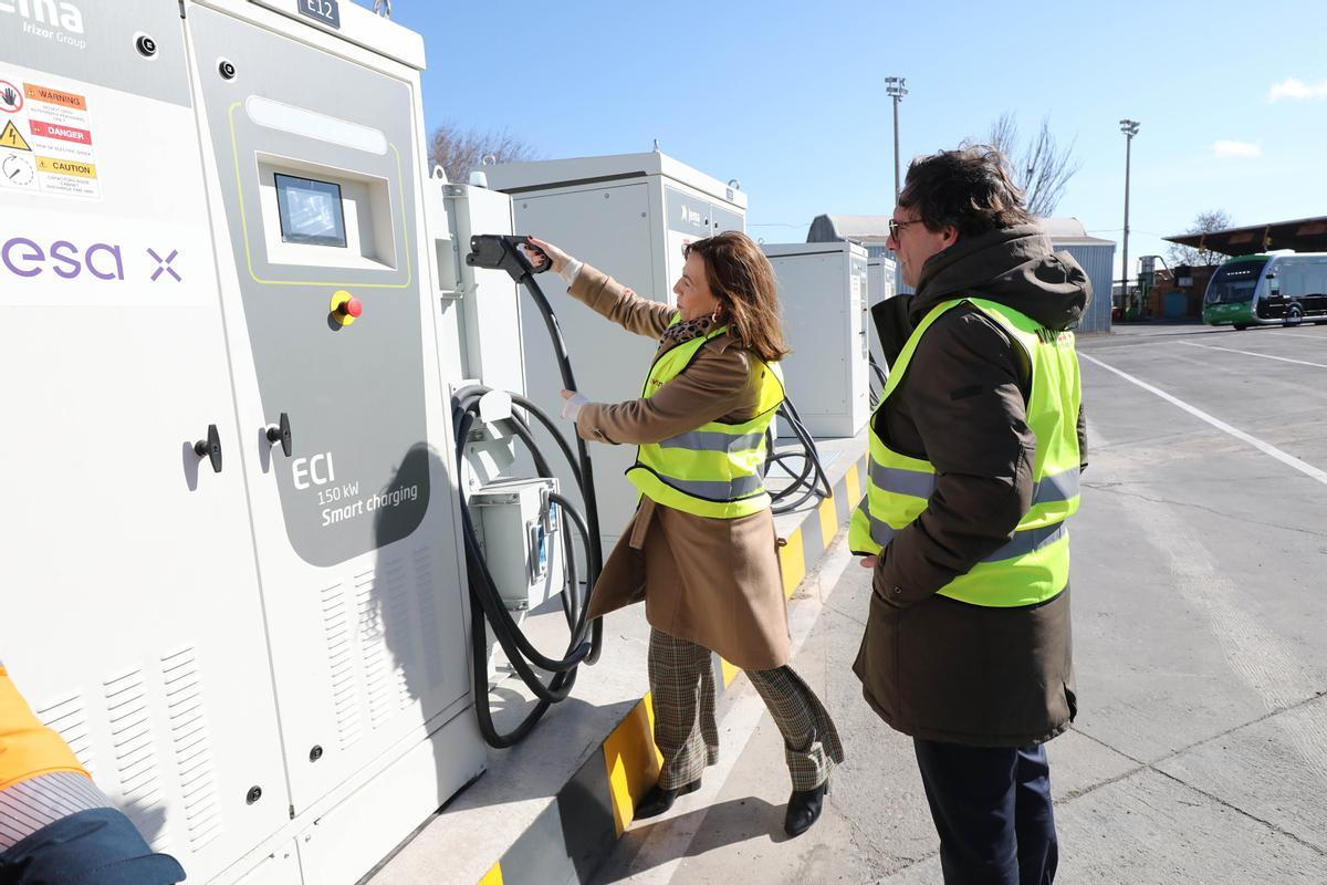 Natalia Chueca en las instalaciones de cocheras de Zaragoza.