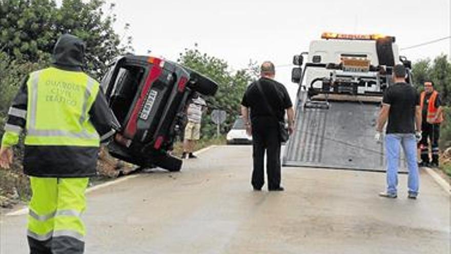 ILESOS TRAS VOLCAR SU COCHE EN CÀLIG POR LAS LLUVIAS