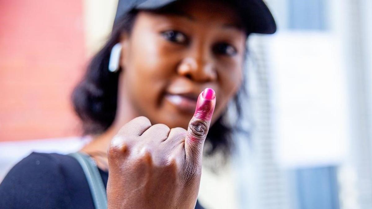 zentauroepp47100238 a woman shows her finger marked with indelible ink after cas190224211100