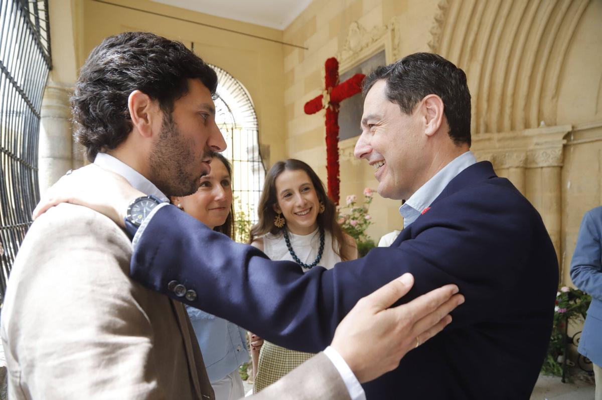 Juanma Moreno hace campaña en las Cruces de Mayo de Córdoba Juanma Moreno hace campaña en las Cruces de Mayo de Córdoba