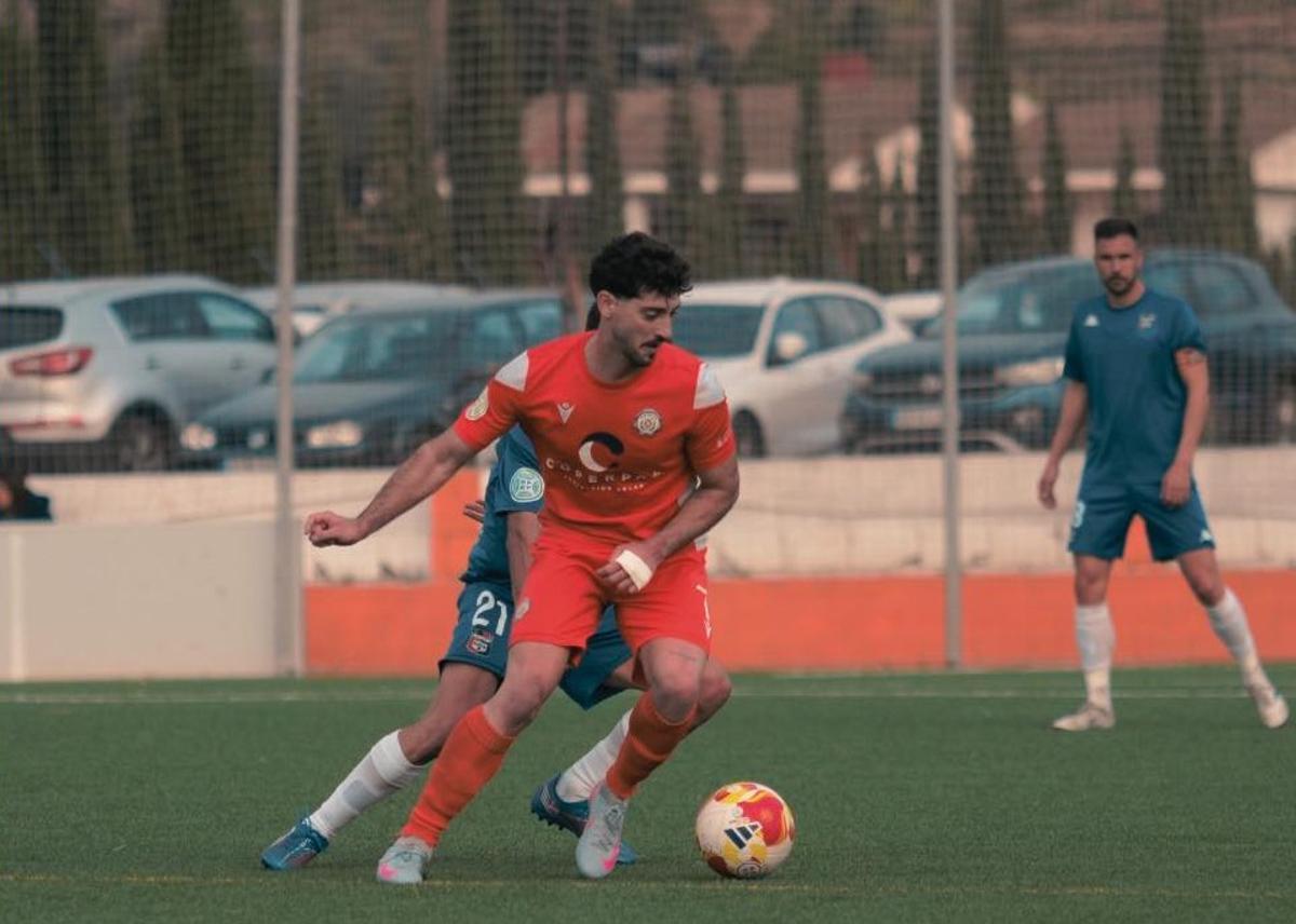 Victor Julia, futbolista de un Soneja que le plantó cara a La Nucía y sumó un punto.
