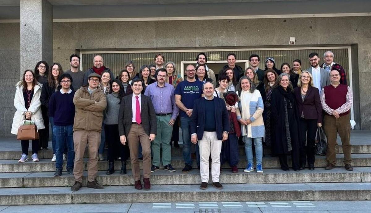 Reunión general de miembros del equipo investigador.