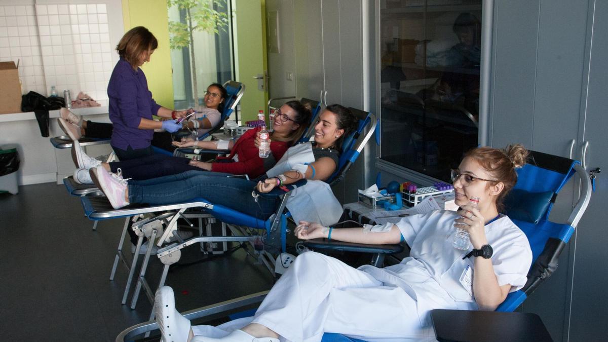 Una colecta de sangre, en la Escuela de Enfermería.