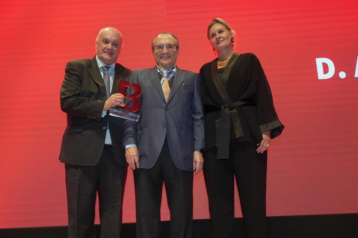 El presidente de Prensa Ibérica, Javier Moll, junto a Antonio y María Masa Gragera, que han recogido a título