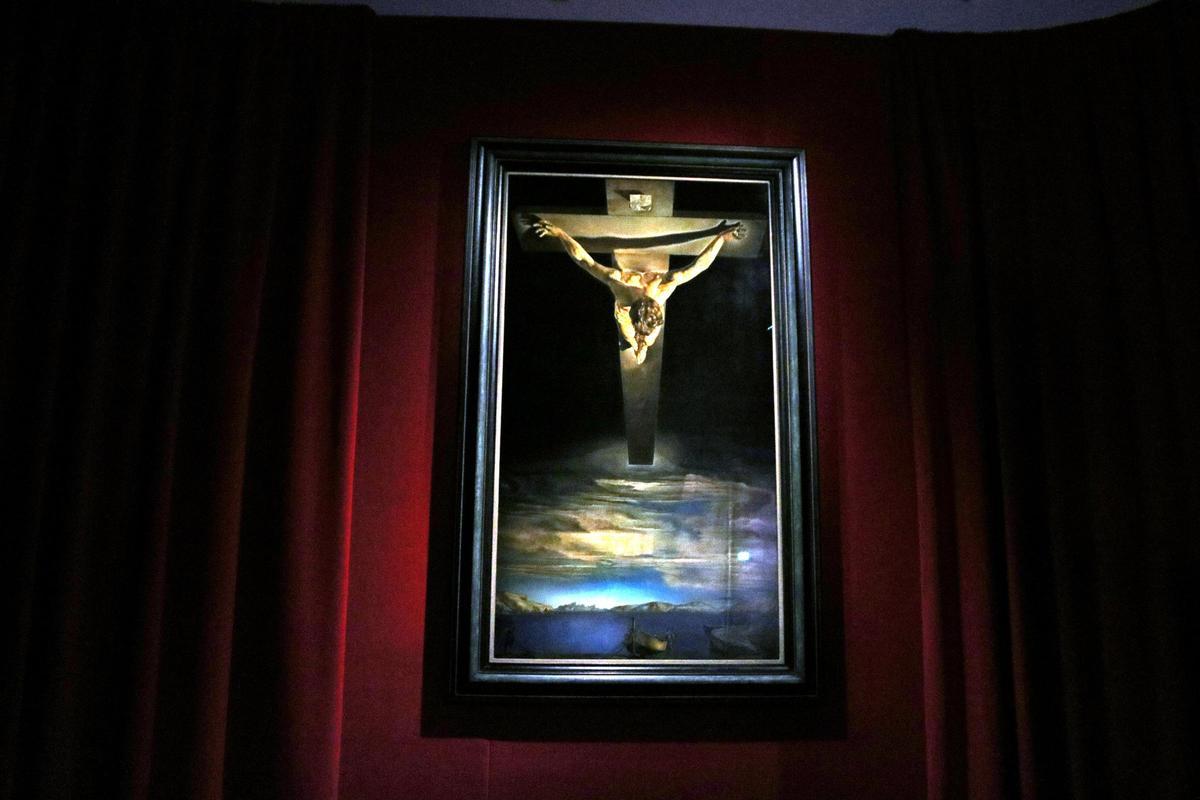 El Cristo de Dalí se expone temporalmente en el Teatre-Museu de Figueres.