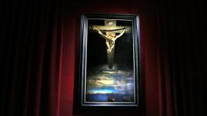 El Cristo de Dalí se expone temporalmente en el Teatre-Museu de Figueres.