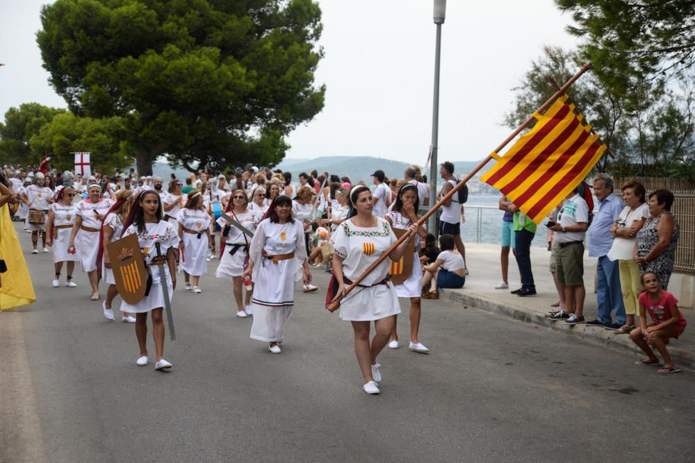 Höhepunkt der Fiestas „Rei en Jaume": Am Samstag (9.9.) trafen wieder selbsternannte Christen und Mauren aufeinander und lieferten sich scheinbar blutige Scharmützel. Nachgestellt wurde bei diesem friedlich gesinnten Spektakel die historische Schlacht zwischen Mauren und Christen, in der König Jaume I. im Jahr 1229 die Insel für die Christen eroberte.