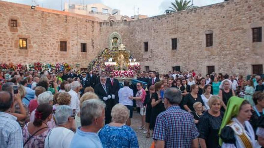 La procesión congregó a cientos de fieles en la festividad de la Virgen del Loreto.