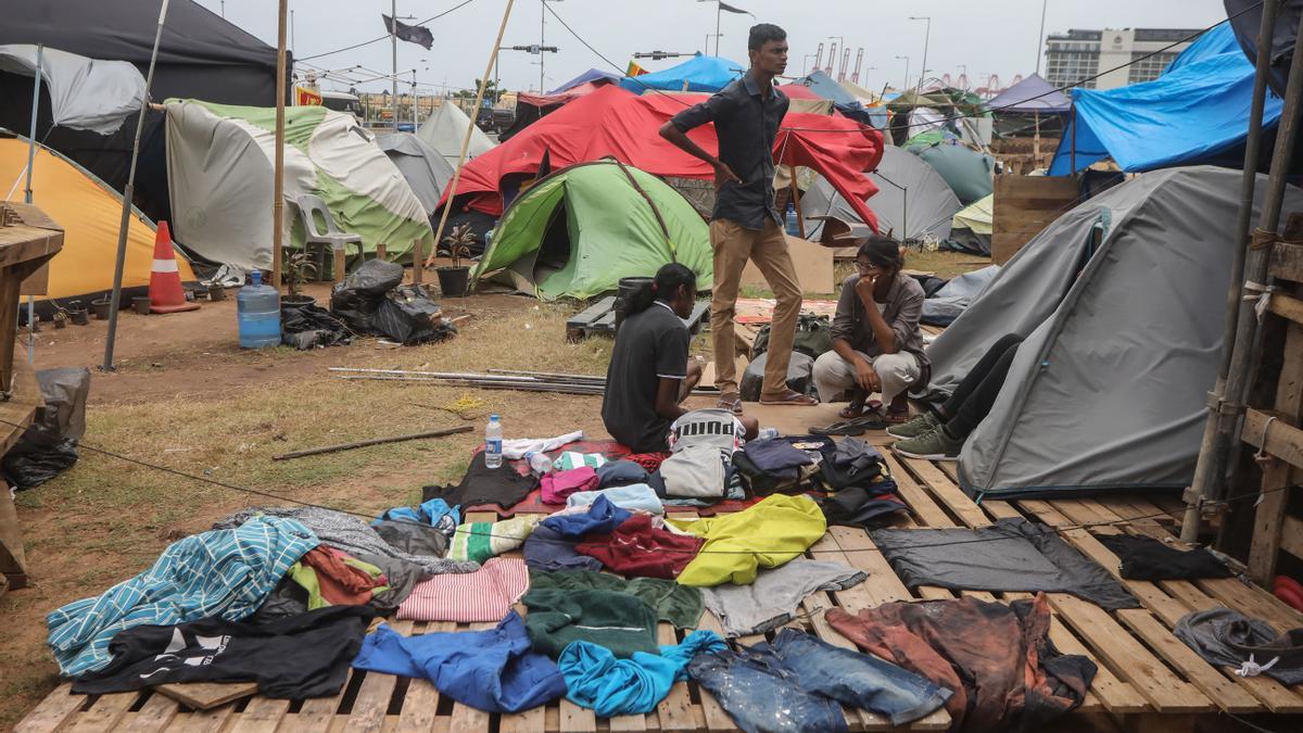 Manifestantes de Sri Lanka se niegan a abandonar campamento pese al ultimátum.