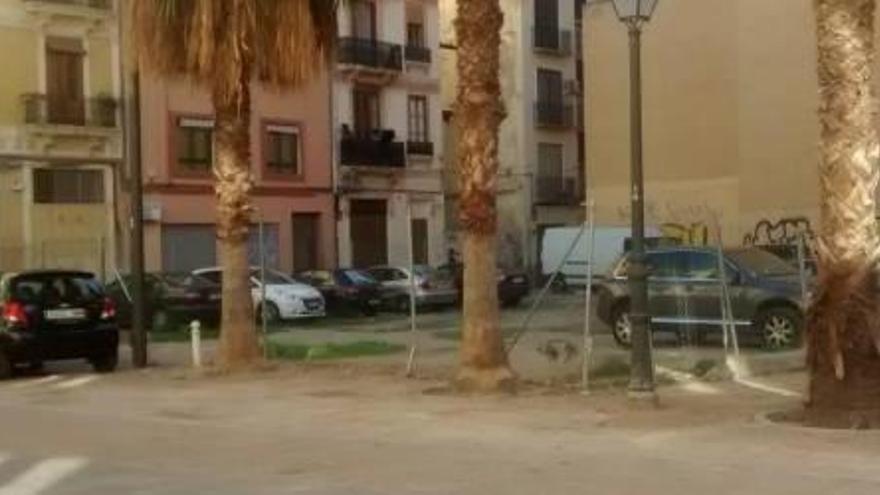 Imagen del solar reconvertido en aparcamiento ilegal.