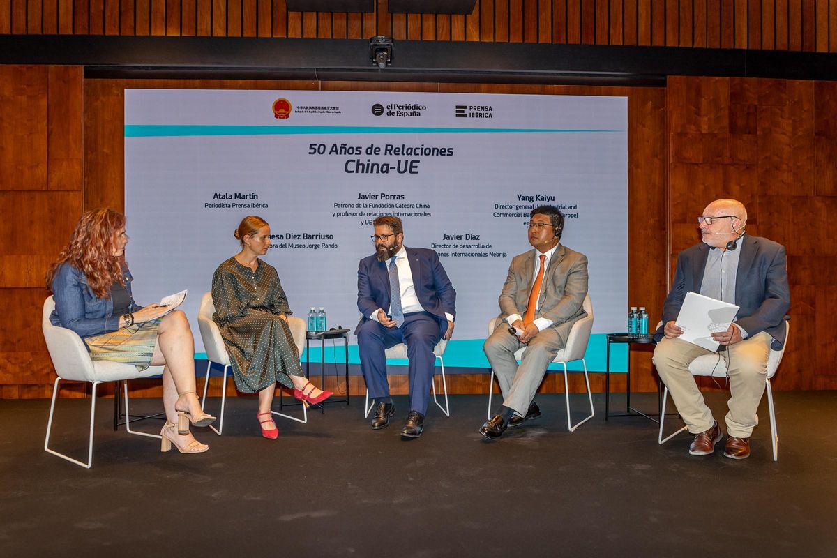 De izquierda a derecha, Atala Martín, periodista de Prensa Ibérica; Vanesa Diez, directora del Museo Jorge Rando; Javier Porras, patrono de la Fundación Cátedra China y profesor de Relaciones Internacionales y Unión Europea en la UNED; Yang Kaiyu, director general del Industrial and Commercial Bank of China (Europe) S.A. de la Sucursal en España, y Javier Díaz, director de desarrollo de Delegaciones Internacionales Nebrija.