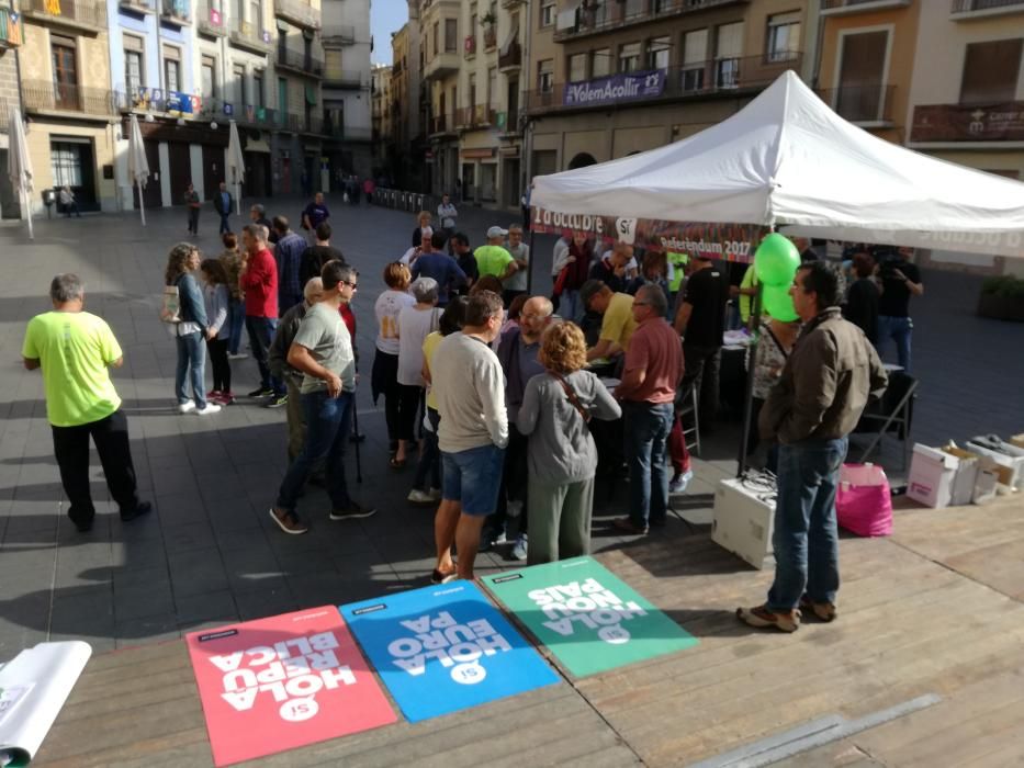 Penjada de cartells a Manresa pro referèndum