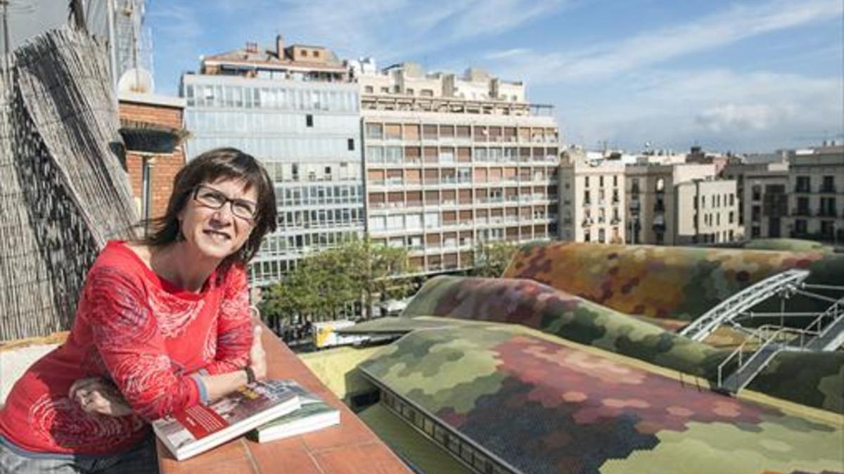 Junto a Santa Caterina 8Montse Amerngou posa en la terraza del piso de su madre, en la calle de Freixures.