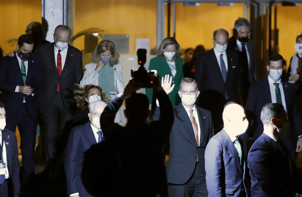 Felipe VI y otras autoridades abandonan el auditorio tras el acto de Cotec