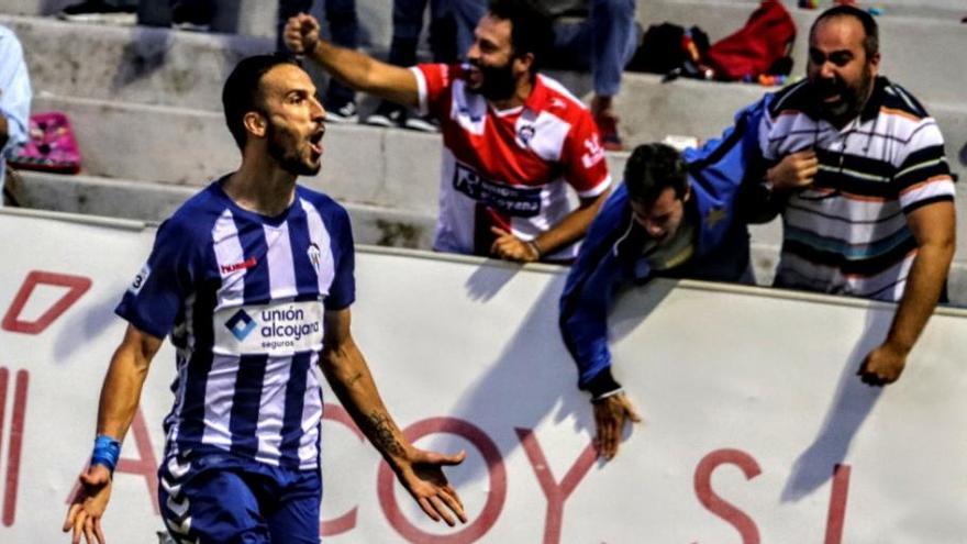 Celebración del gol de Óscar Díaz en el partido contra el Paterna.