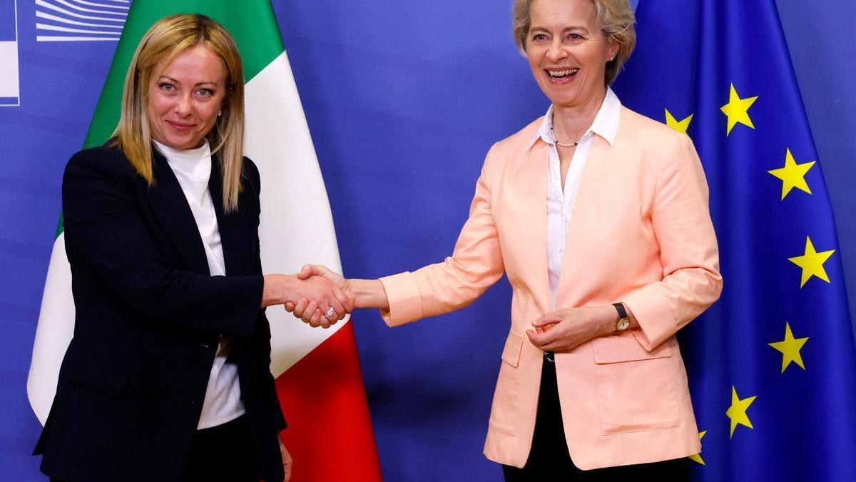 La primera ministra italiana, Giorgia Meloni, saluda a la presidenta de la Comisión Europea, Ursula von der Leyen, este jueves en Bruselas. /