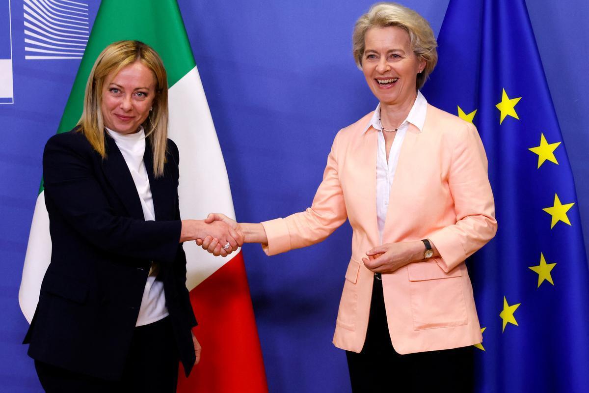 La primera ministra italiana, Giorgia Meloni, saluda a la presidenta de la Comisión Europea, Ursula von der Leyen, este jueves en Bruselas. /