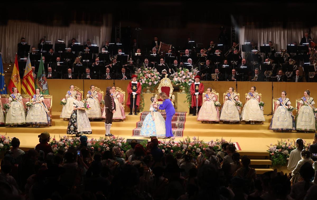 Imposición de bandas a Marta Mercader y la corte de honor infantil de las Fallas 2026