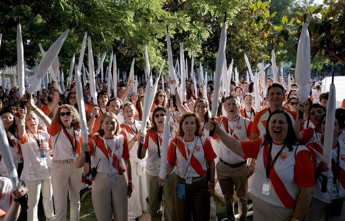 Los voluntarios, con paraguas.