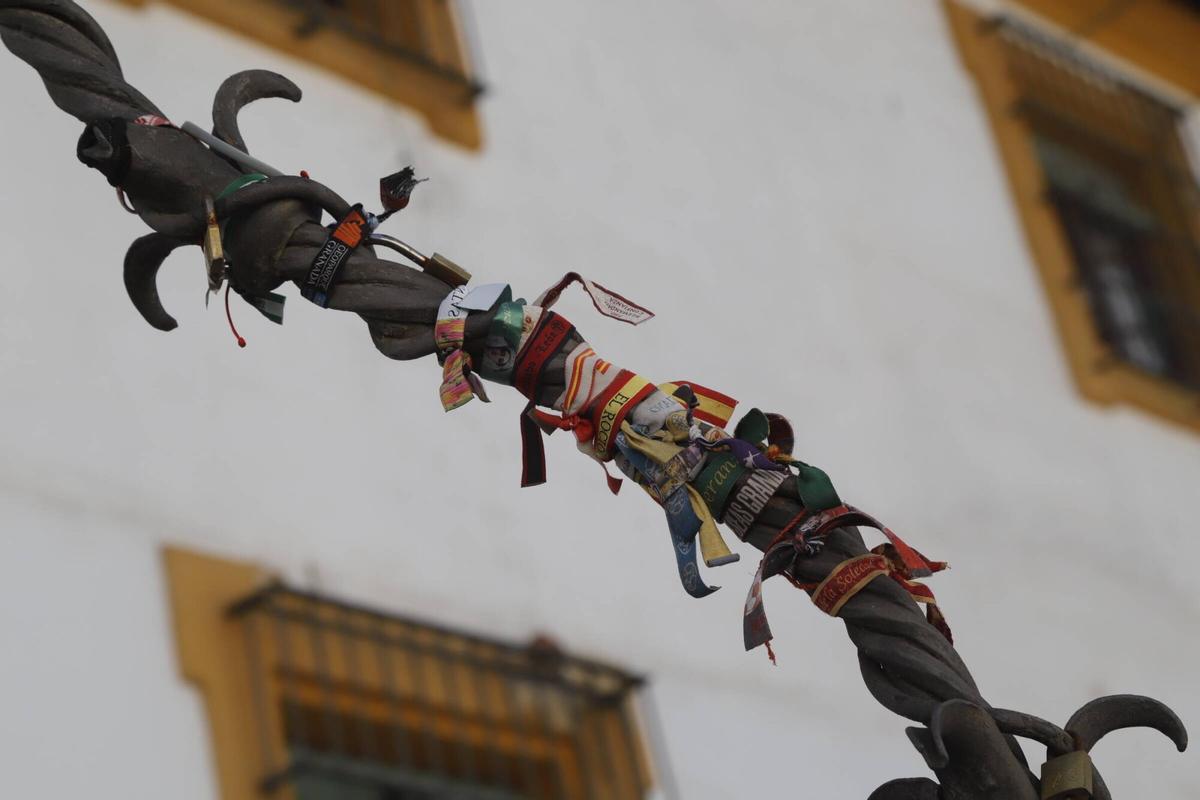El Cristo de los Faroles, antes de la retirada de los candados y las pulseras acumulados en sus rejas