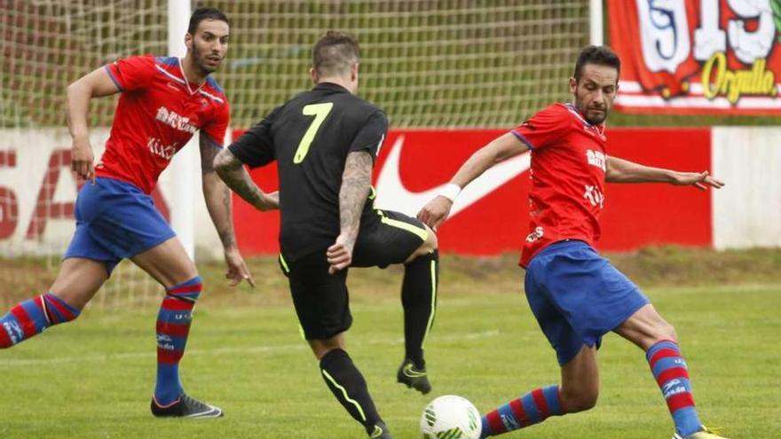 Álvaro intenta superar a dos jugadores del Ceares.