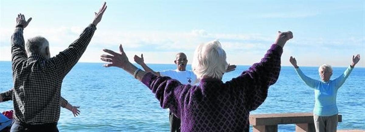 Voluntarios que encienden las luces de una vejez activa_MEDIA_1