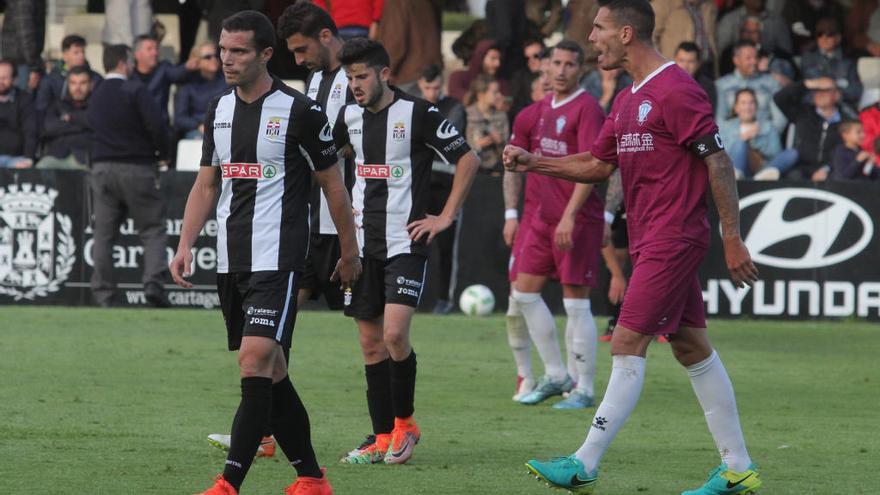 Desolación en las caras de los jugadores del Cartagena tras el empate ante el Jumilla