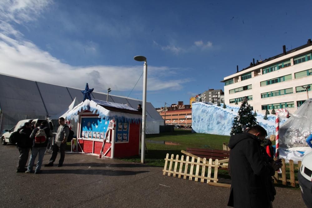 Preparativos para el mercadillo navideño y la pista de hielo en Gijón