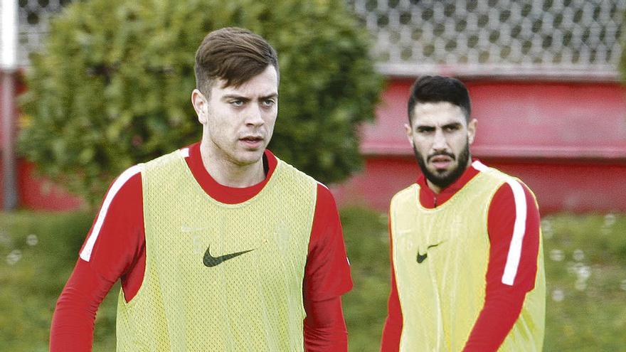 Por la izquierda, Juan Rodríguez y Víctor Ruiz, en el ensayo de ayer.