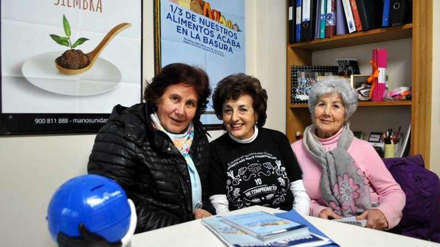 Marilis González, María Luisa Villanueva y Victorina García, responsables de Manos Unidas en Luarca, Navia y Puerto de Vega, respectivamente, en una imagen de archivo.